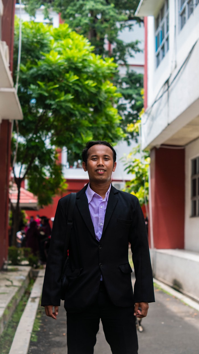 Dr. Andi Pratama — Analis Pasar Senior